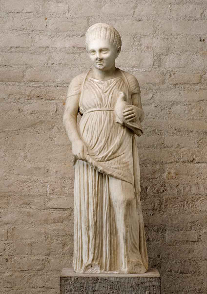 Statue eines Mädchens mit Taube