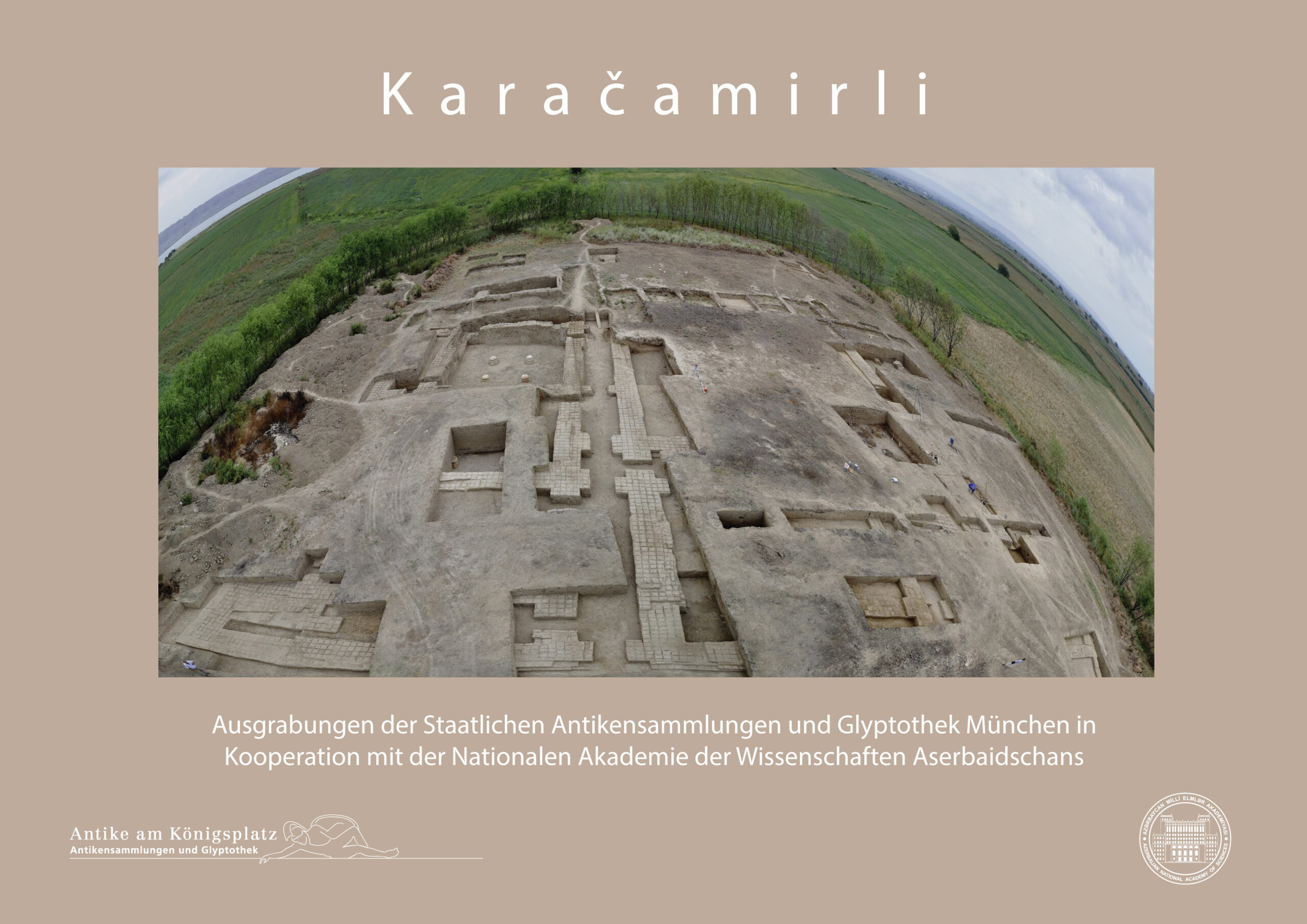 Foto einer Ausgrabungsstätte mit folgender Beschriftung: Ausgabungen der Staatlichen Antikensammlungen und Glyptothek München in Kooperation mit der Nationalen Akademie der Wissenschaften Aserbaidschans