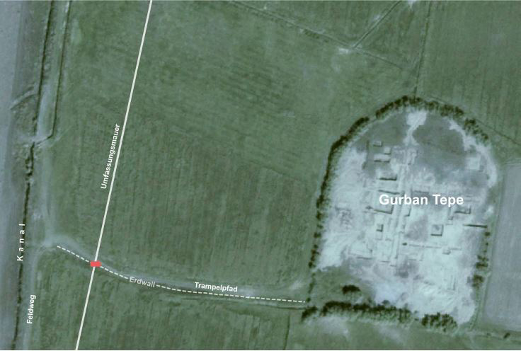 Die Umfassungsmauer des Paradeisos zeichnet sich in ihrem westlichen Bereich z.T. im Gelände ab