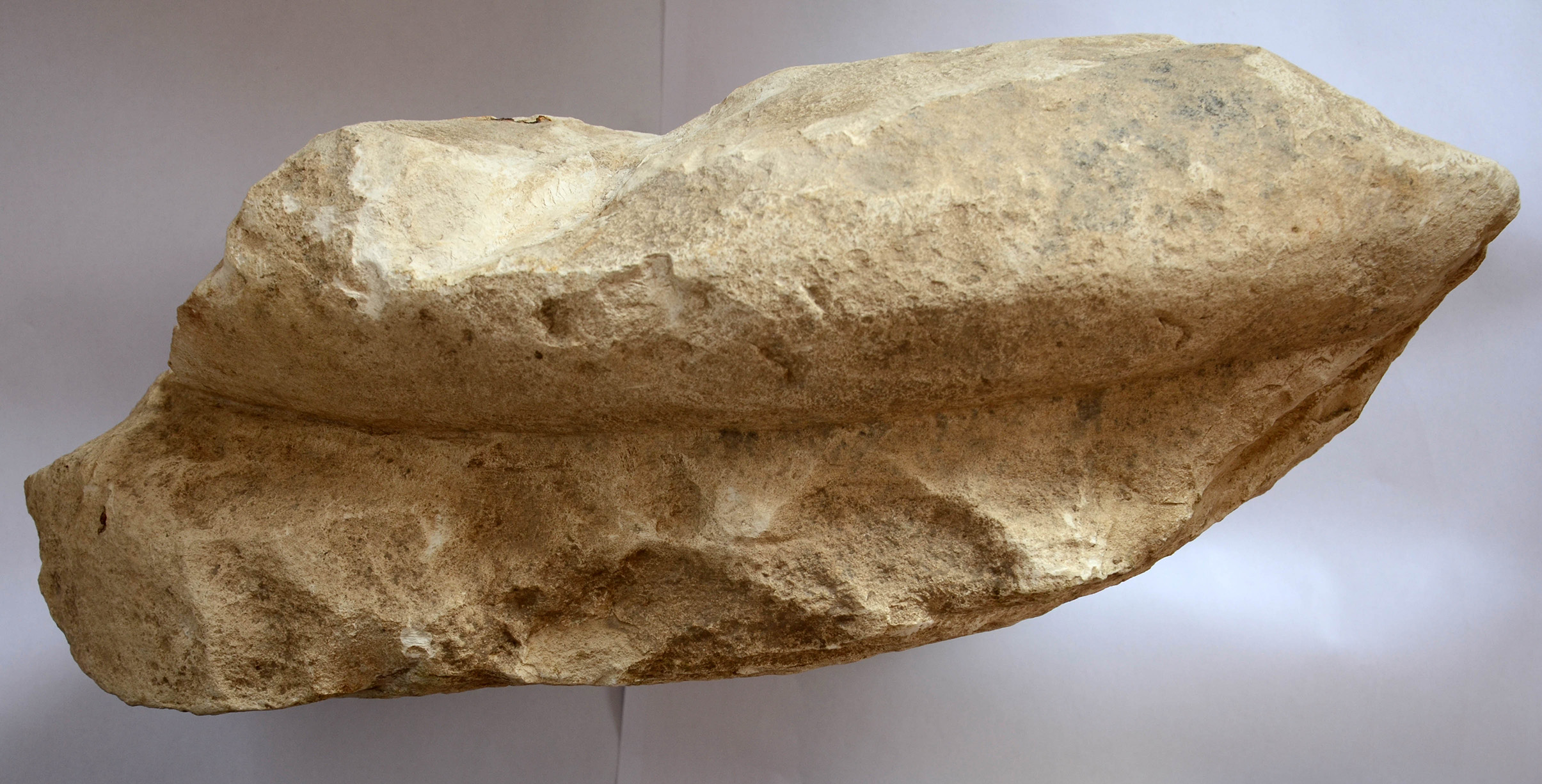 Fragment einer Kalksteinbasis aus Seydlar