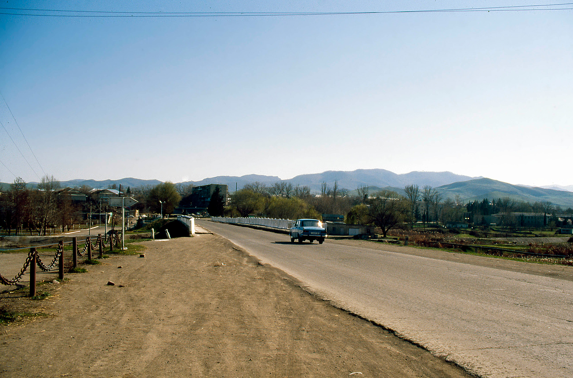 Brücke über den Akstaf Cay, im Hintergrund das Gelände des vormaligen Sari Tepe, 2001