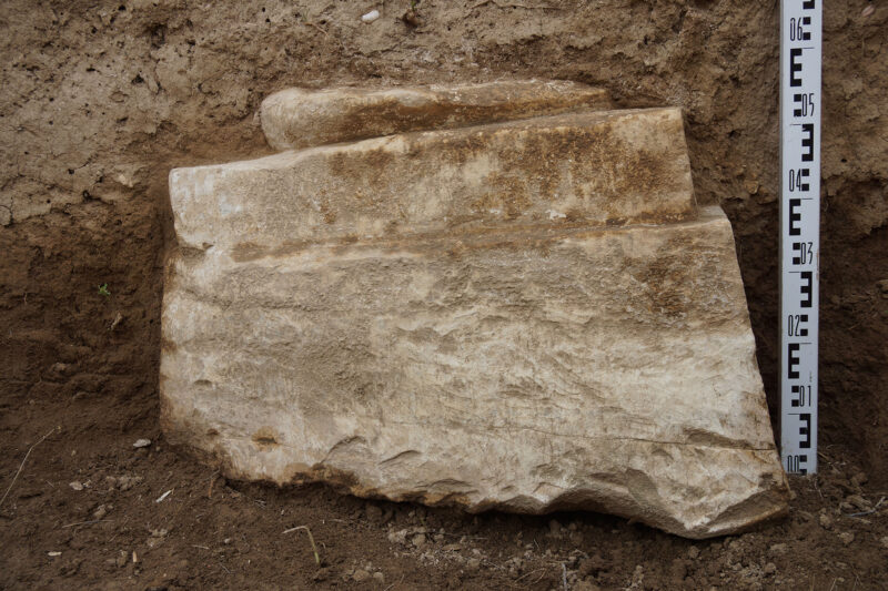 B19 ist im ursprünglich nicht sichtbaren unteren Teil grober bearbeitet als die übrigen Wulstbasen, von Westen, 2018 (Foto: M. Gütte)