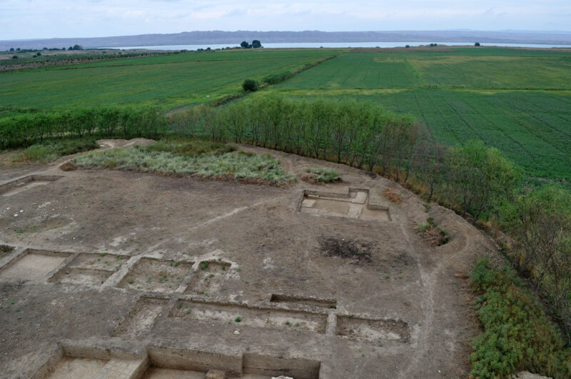 Blick von Süden auf den Nordteil des Gurban Tepe mit nördlicher "Gartenmauer" (M30), 2011 (Foto: I. Babaev)