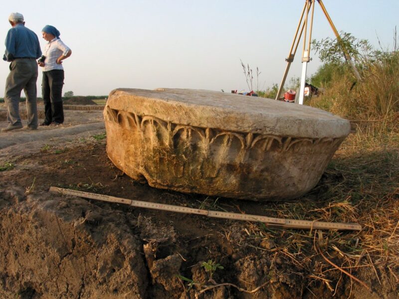 Das Basisfragment K06/4/1 wurde in dem modernen Bewässerungskanal gefunden, der die antike Toranlage durchschneidet, 2006 (Foto: U. Sens)