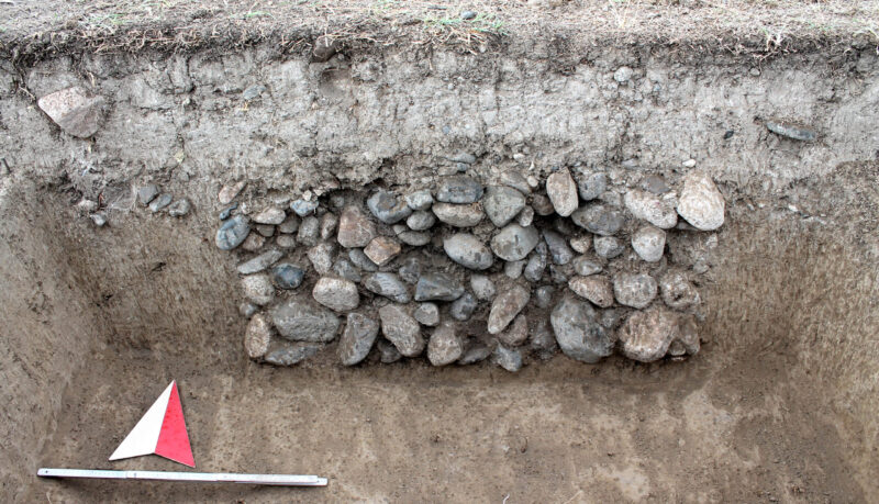 Kiesfundament der westlichen Umfassungsmauer von Süden, 2016 (Foto: M. Gruber)