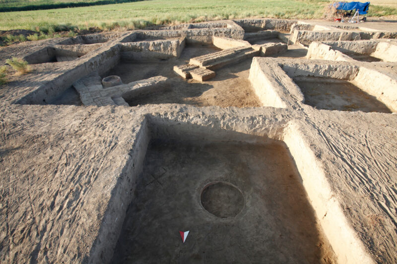 Eingelassener Pithos, im Hintergrund das Lehmziegelgebäude, 2015 (Foto: J. Adolphi)