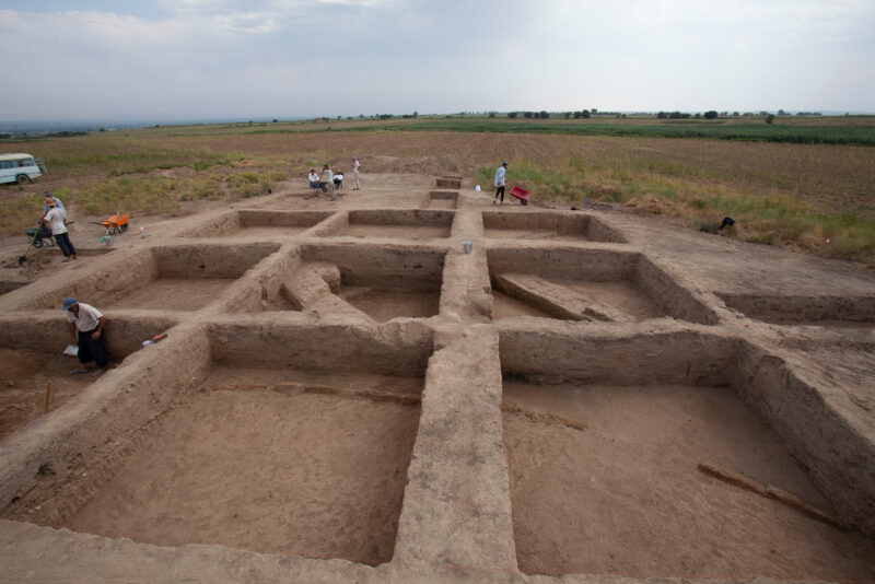Steinkreis von Westen, im Hintergrund das Lehmziegelgebäude, 2015 (Foto: J. Adolphi)