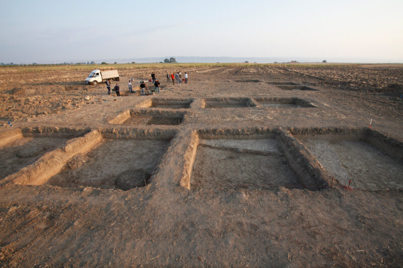 Ansicht von Süden, im Vordergrund Fundamente der Glockenbasen und von M2, 2015 (Foto: J. Adolphi)