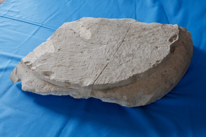 Lesefund eines Basisfragments vom Nördlichen Komplex, 2015 (Foto: J. Adolphi)